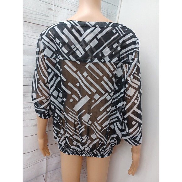 TORRID Blouse Top Black White Short Sleeve Semi Sheer Geometric Sz 0 - Picture 8 of 11